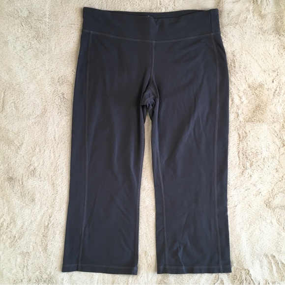 Athleta Pants - 4/$20 Athleta Grey Kickbooty Capri Yoga Pants Size Medium